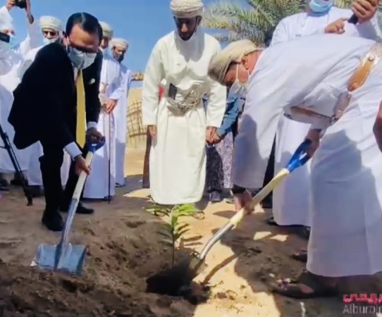 Ambassador of Sri Lanka to the Sultanate of Oman Ameer Ajwad plants Sri Lankan fruit sapling at Saara Oasis in Buraimi of Oman to mark the 40th anniversary of diplomatic relations