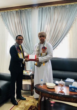 Ambassador of Sri Lanka to the Sultanate of Oman Ameer Ajwad plants Sri Lankan fruit sapling at Saara Oasis in Buraimi of Oman to mark the 40th anniversary of diplomatic relations
