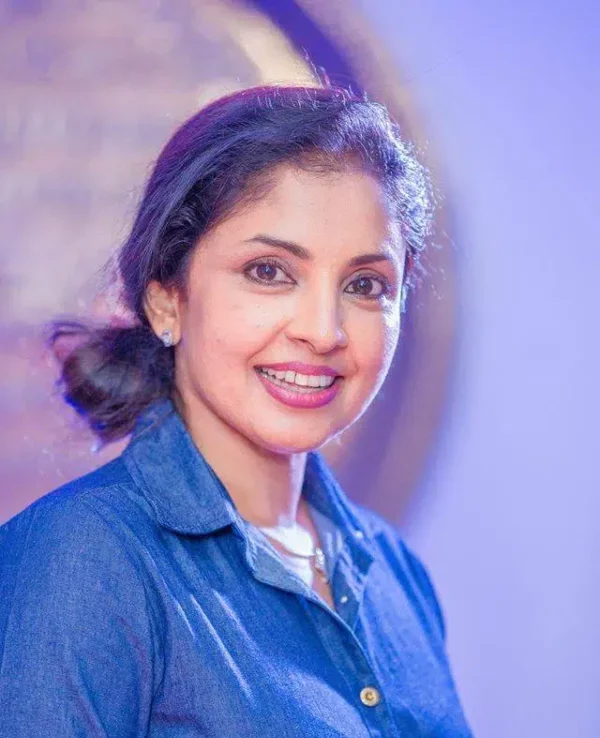 DILHANI ASHOKAMALA EKANAYAKE ICON ACTRESS ACCEPTS ANY ROLE ENTRUSTED RELISHES DANCING ACTS TO ADD GLAMOUR TO HER VIVID ROLES DOMINATED OUR SILVER SCREEN FOR OVER TWO DECADES – by Sunil Thenabadu