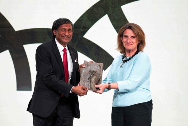 Prof Buddhima Indraratne_receiving Jose Ibarra 2024 International Civil Engineer Award from Queen of Spain