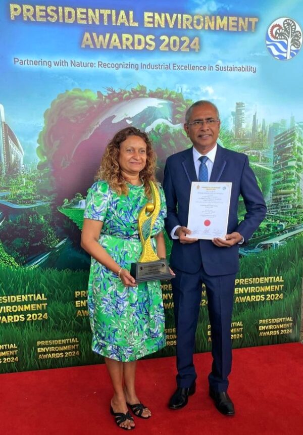 Lankani Hettigoda, Director of Research & Development at Hettigoda Industries, received the accolade from President Wickremasinghe 3