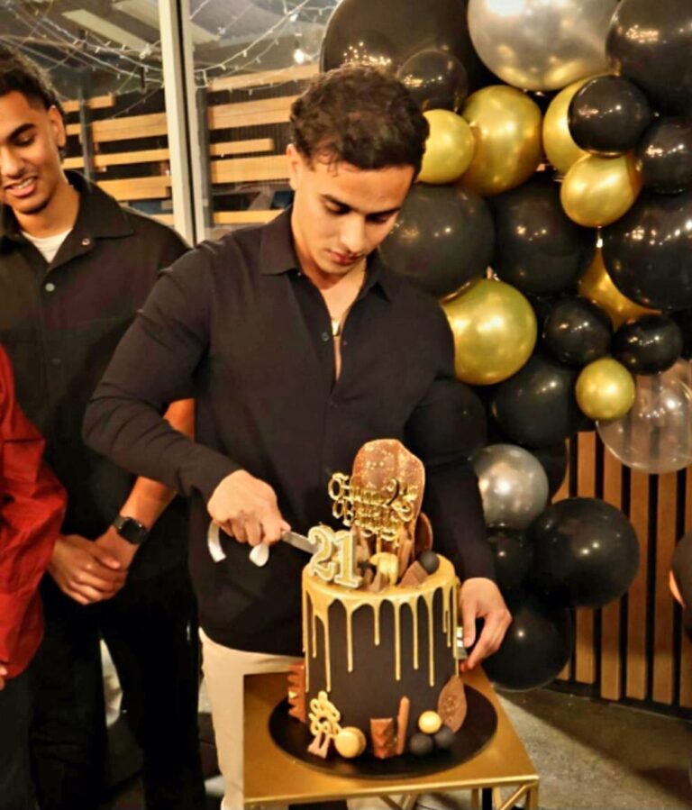 Shenal Rajapakse showed off his talent at a entertaining 21 birthday celebration at Trinco Bar and restaurant in Rowille – By   Trevine Rodrigo